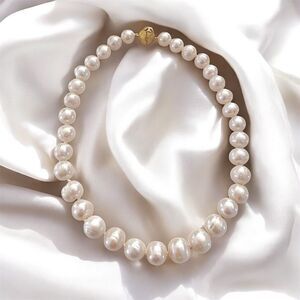 TORY BURCH WHITE PEARLS NECKLACE WITH GOLD BALL CLASP